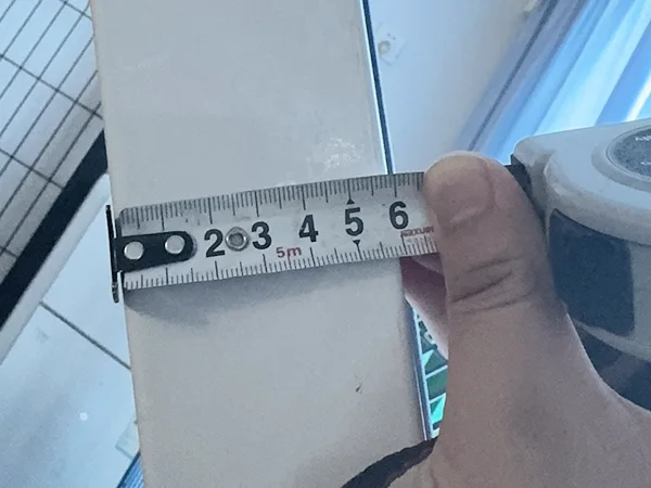 Montagedetail — 3D-Element mit Y-Pfosten und Klingendrahtaufsatz